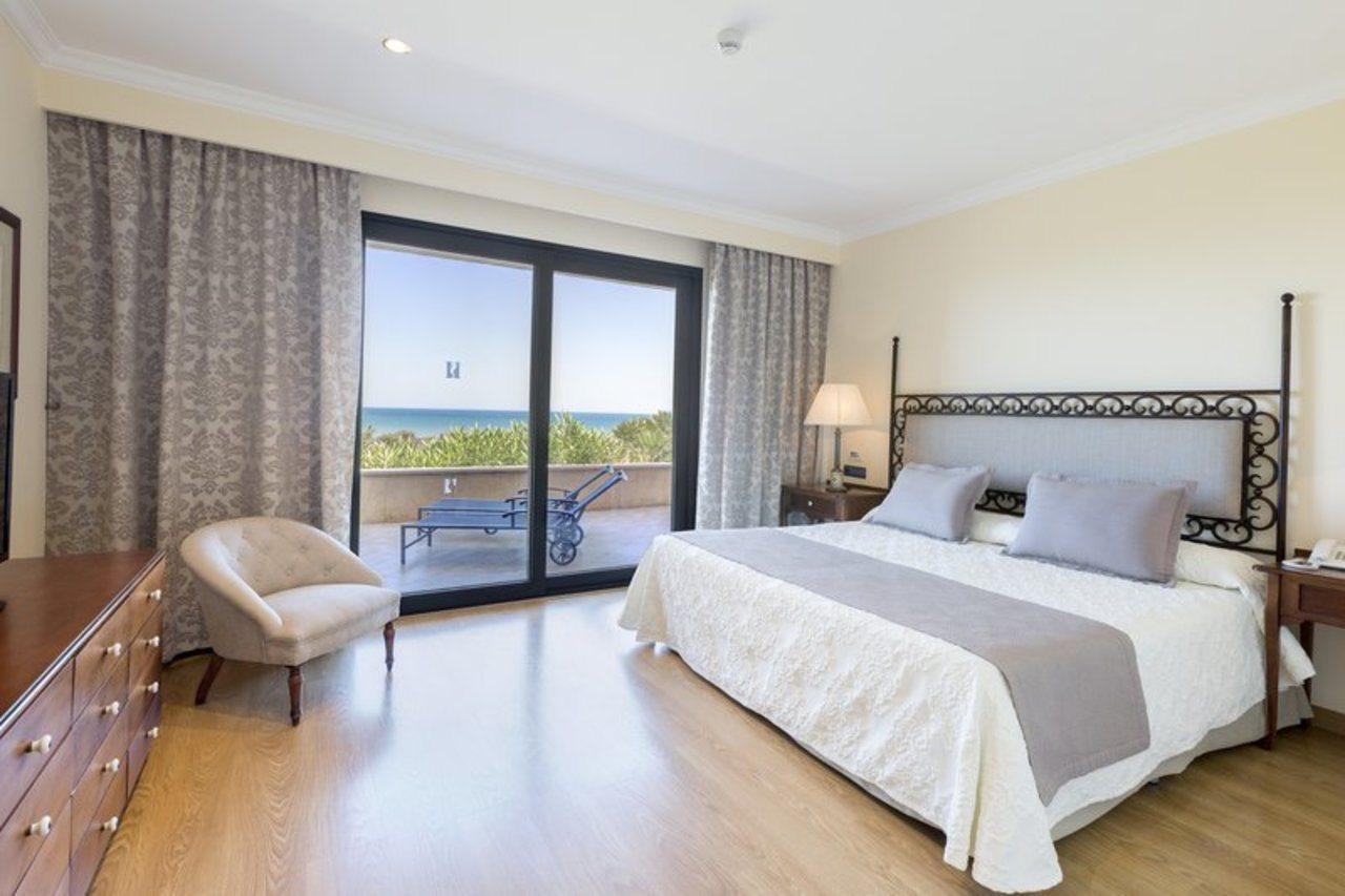 Hipotels Barrosa Palace & Spa Chiclana de la Frontera Zewnętrze zdjęcie A bedroom at the hotel