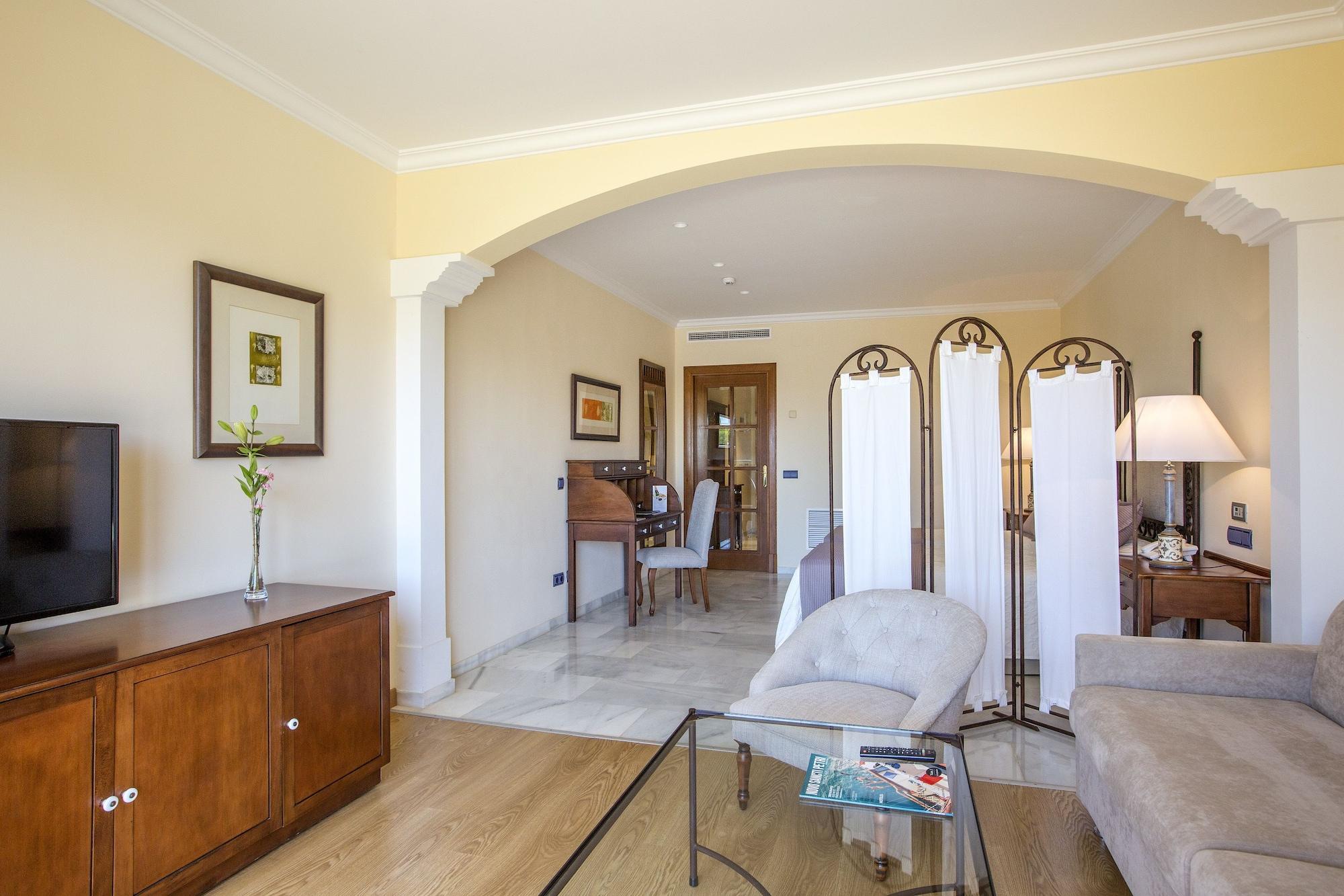 Hipotels Barrosa Palace & Spa Chiclana de la Frontera Zewnętrze zdjęcie A suite at the hotel