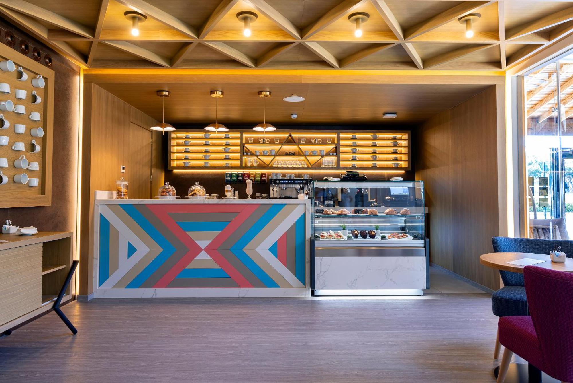 Hipotels Barrosa Palace & Spa Chiclana de la Frontera Zewnętrze zdjęcie The interior of a Starbucks Reserve store in Shanghai, China
