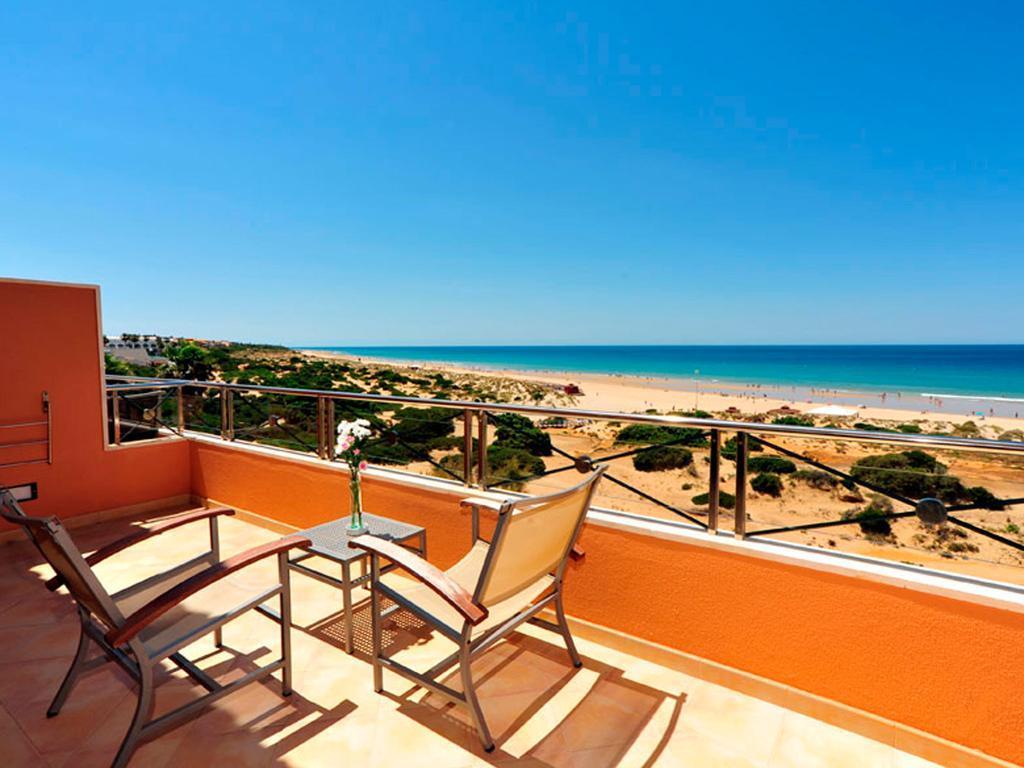 Hipotels Barrosa Palace & Spa Chiclana de la Frontera Zewnętrze zdjęcie View of the beach from the hotel