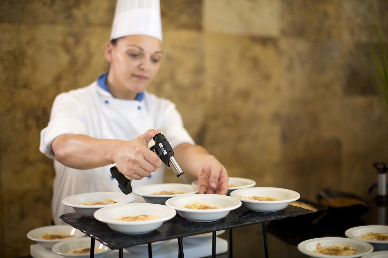 Hipotels Barrosa Palace & Spa Chiclana de la Frontera Zewnętrze zdjęcie A sous chef preparing food