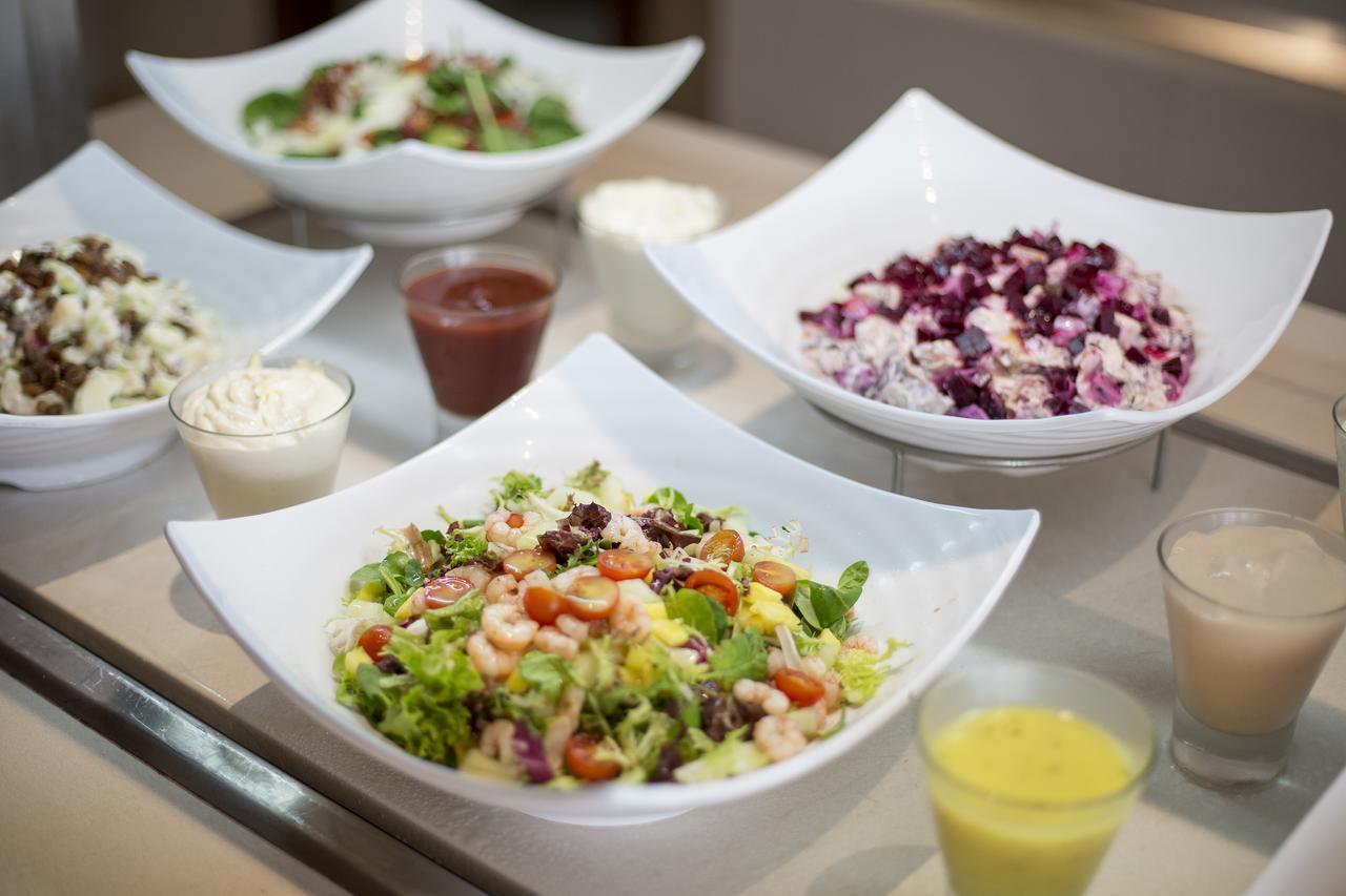 Hipotels Barrosa Palace & Spa Chiclana de la Frontera Zewnętrze zdjęcie A selection of salads at a salad bar